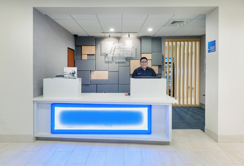 Holiday Inn Express and Suites Houston - Memorial Park Area 3/45