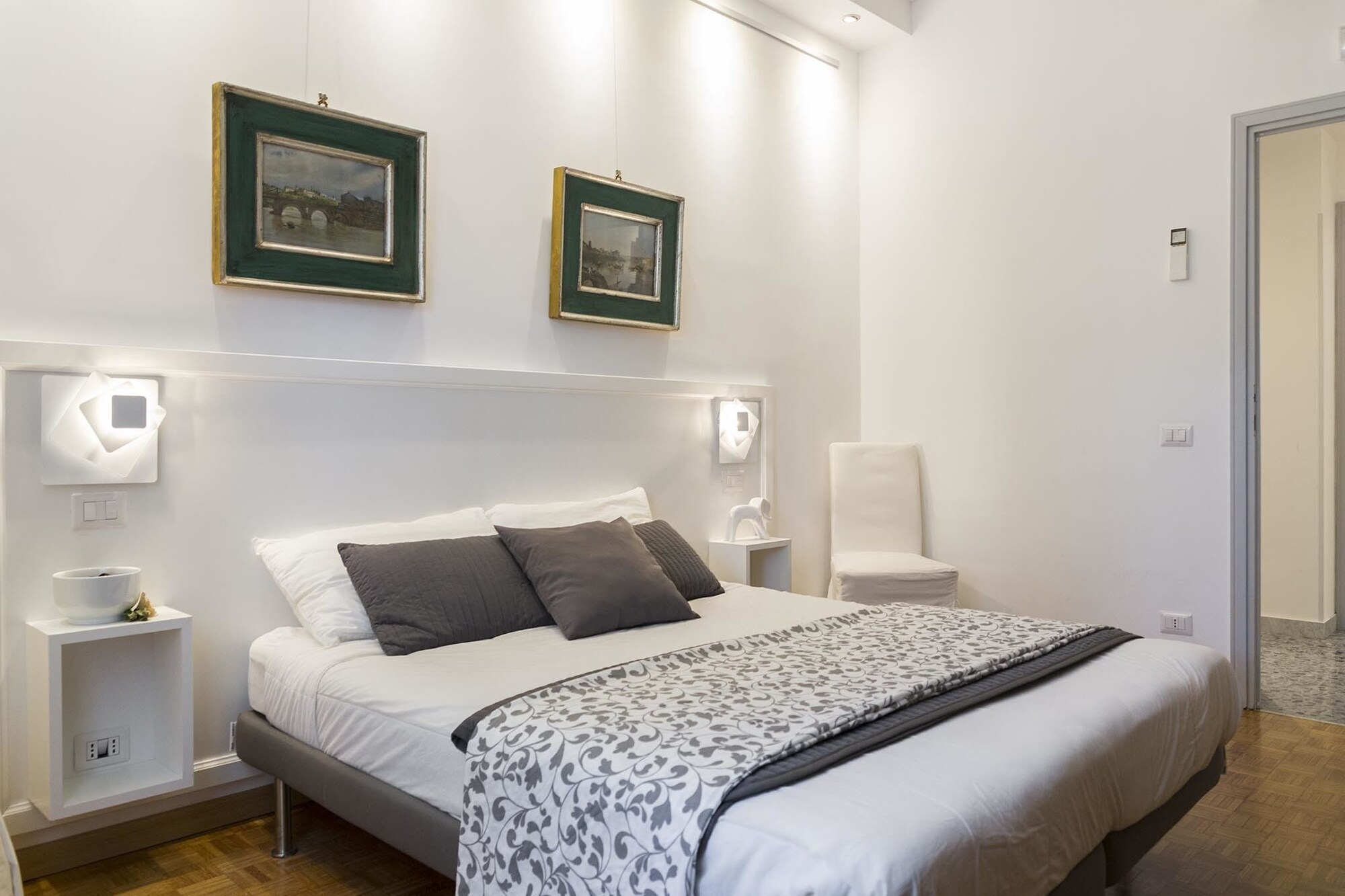 ROOM, QUEEN BED, EXTERNAL BATHROOM