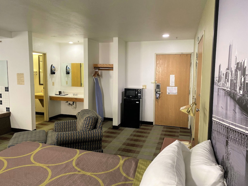 Super 8 by Wyndham Pittsburgh/Monroeville 36/47