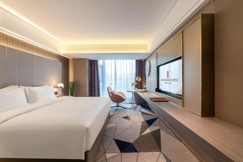 Rezen Holiday S Hotel (Chengdu South Railway Station) 8/18