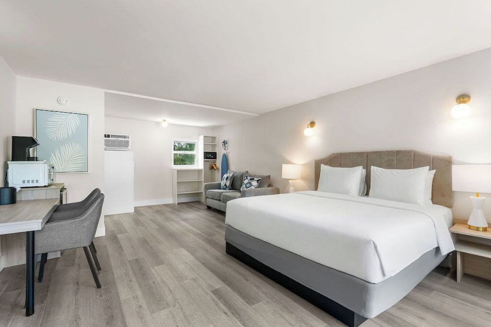 Deluxe King Room (Adults Only Building), The Garden Hotel and Resort 3/10