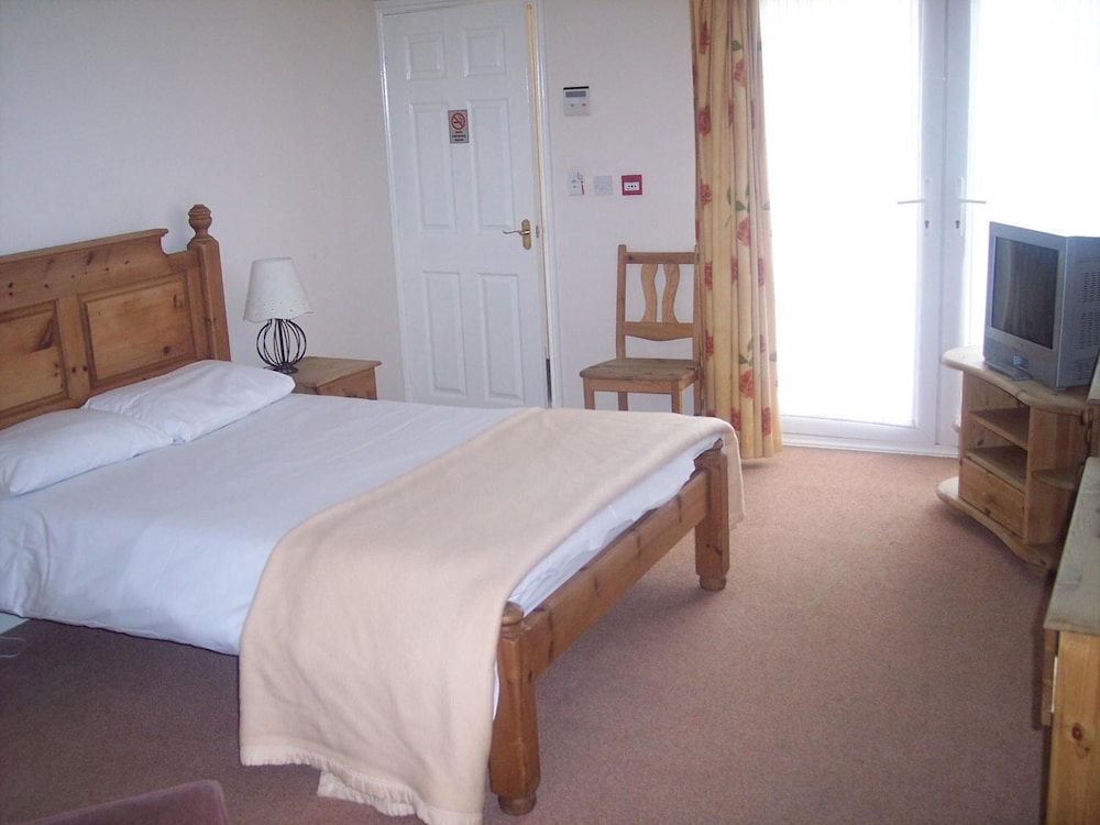 Oliver Cromwell Hotel 8/50