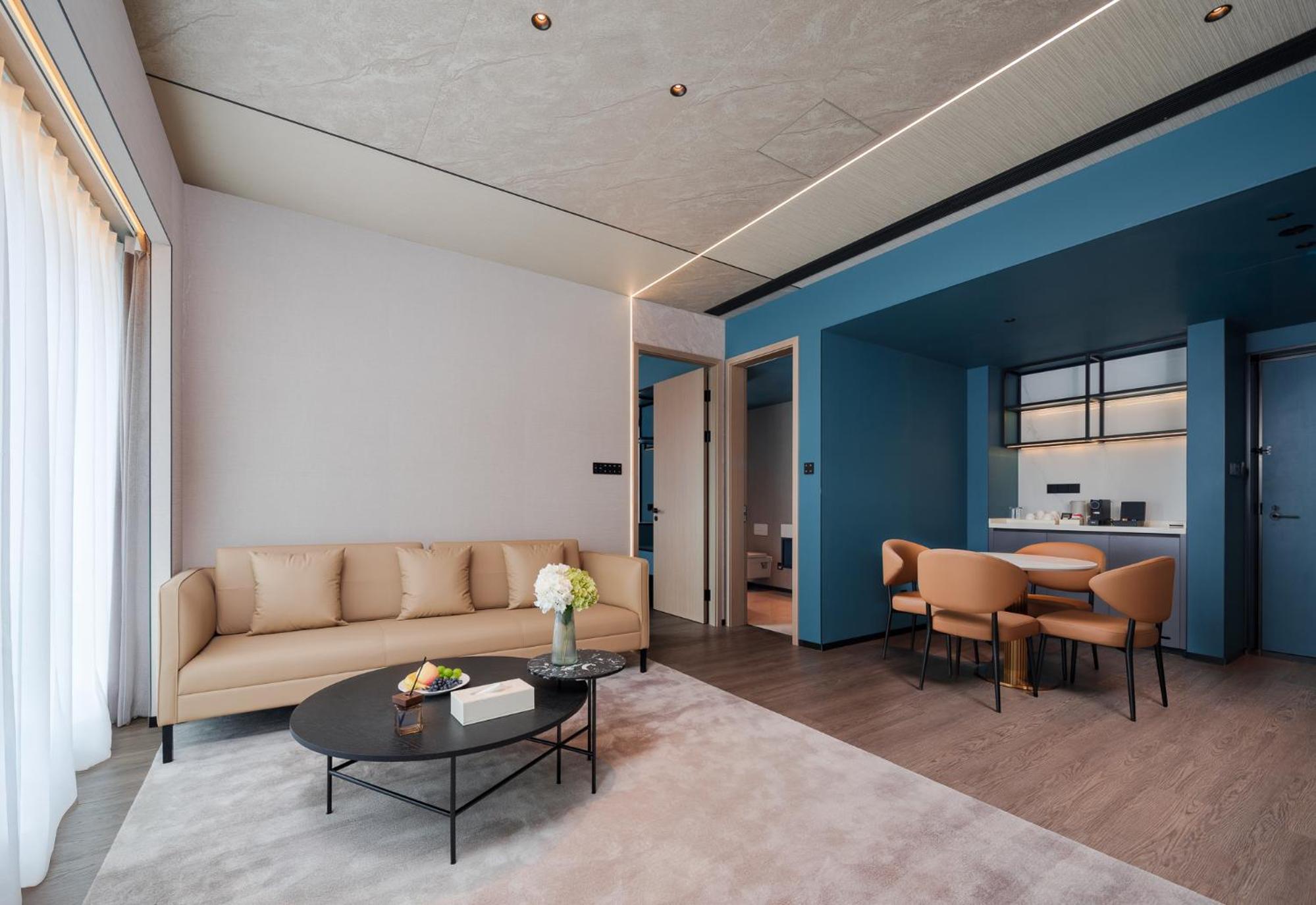 SUPERIOR, SUITE, KING BED