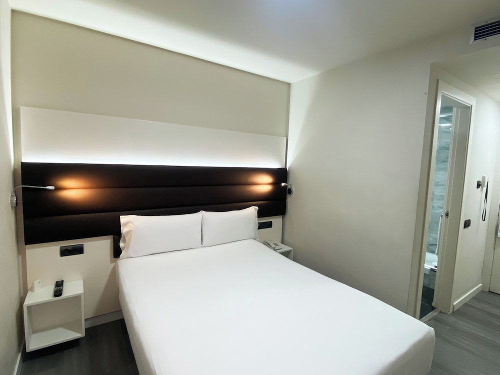 BASIC, LARGE SINGLE BED, COURTYARD VIEW