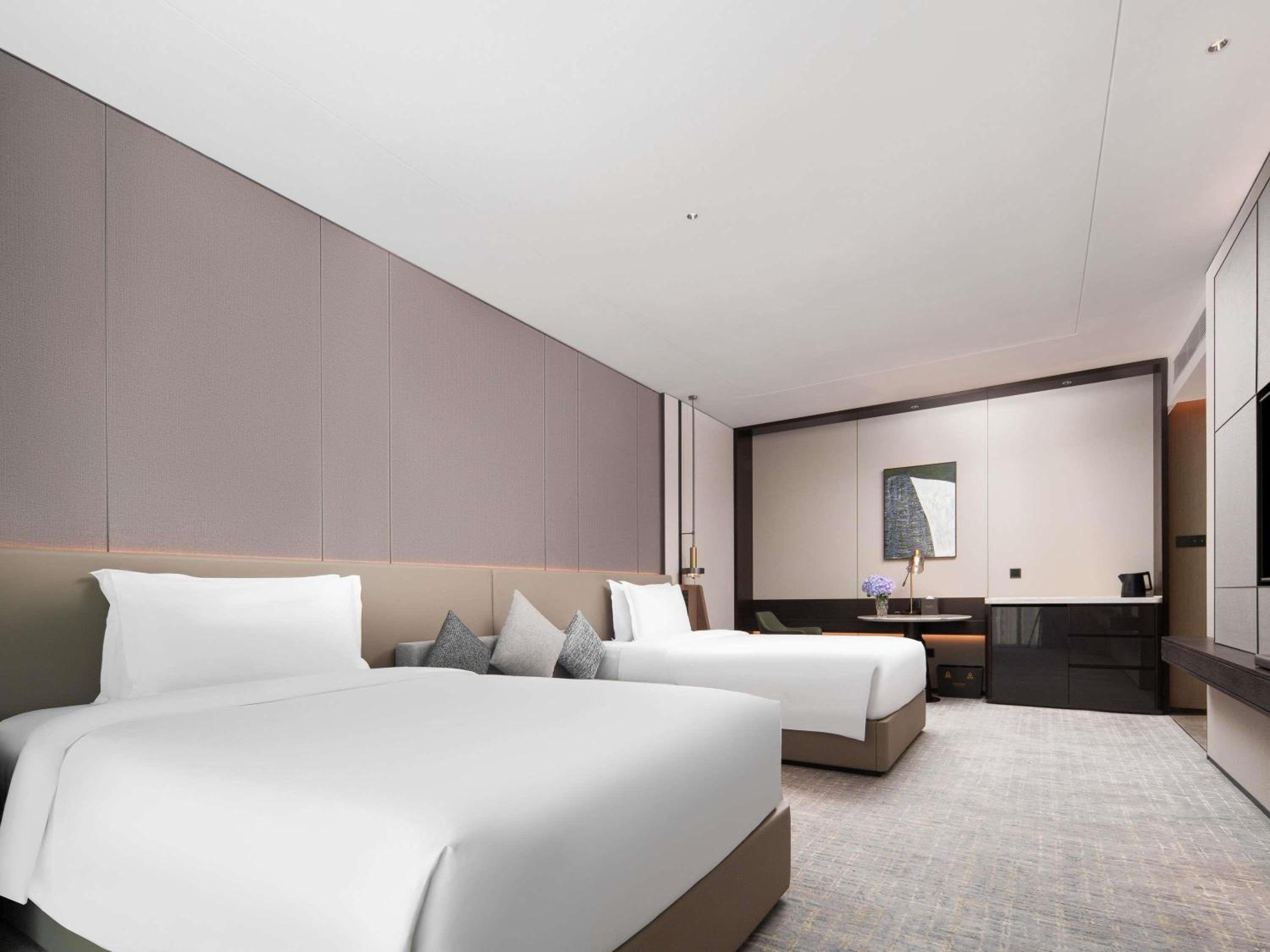 DELUXE, TWIN BEDS