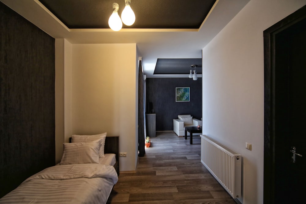 Continental Hotel 18/34