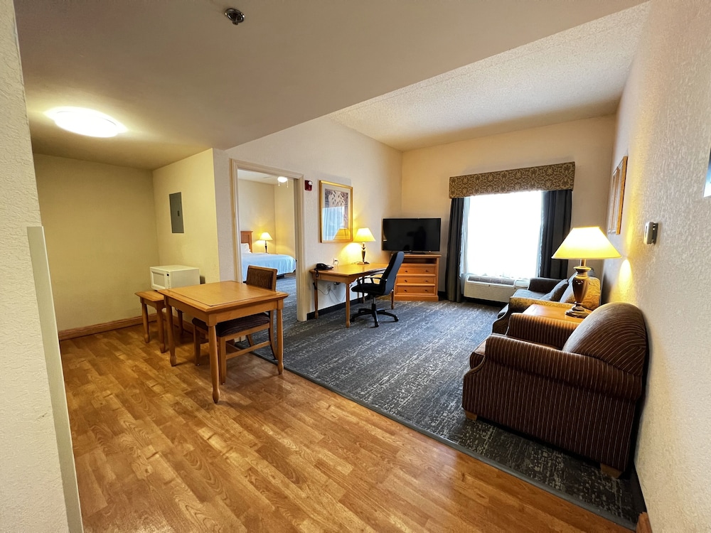 Hyatt House Colorado Springs Airport 34/42