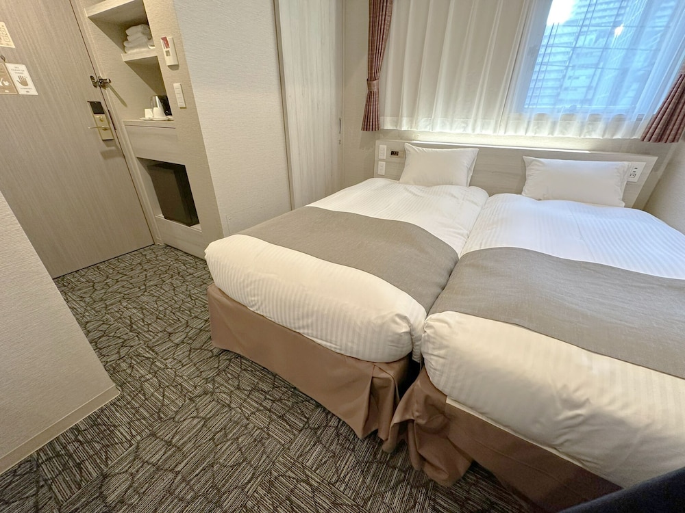 HOLLYWOOD, TWIN BEDS, SMALL