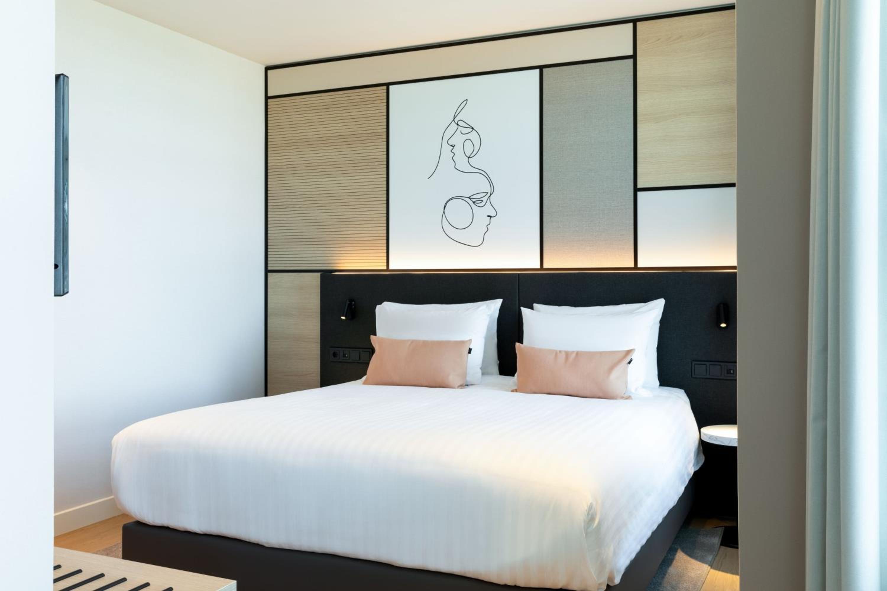 Studio, King Bed, Skyline View