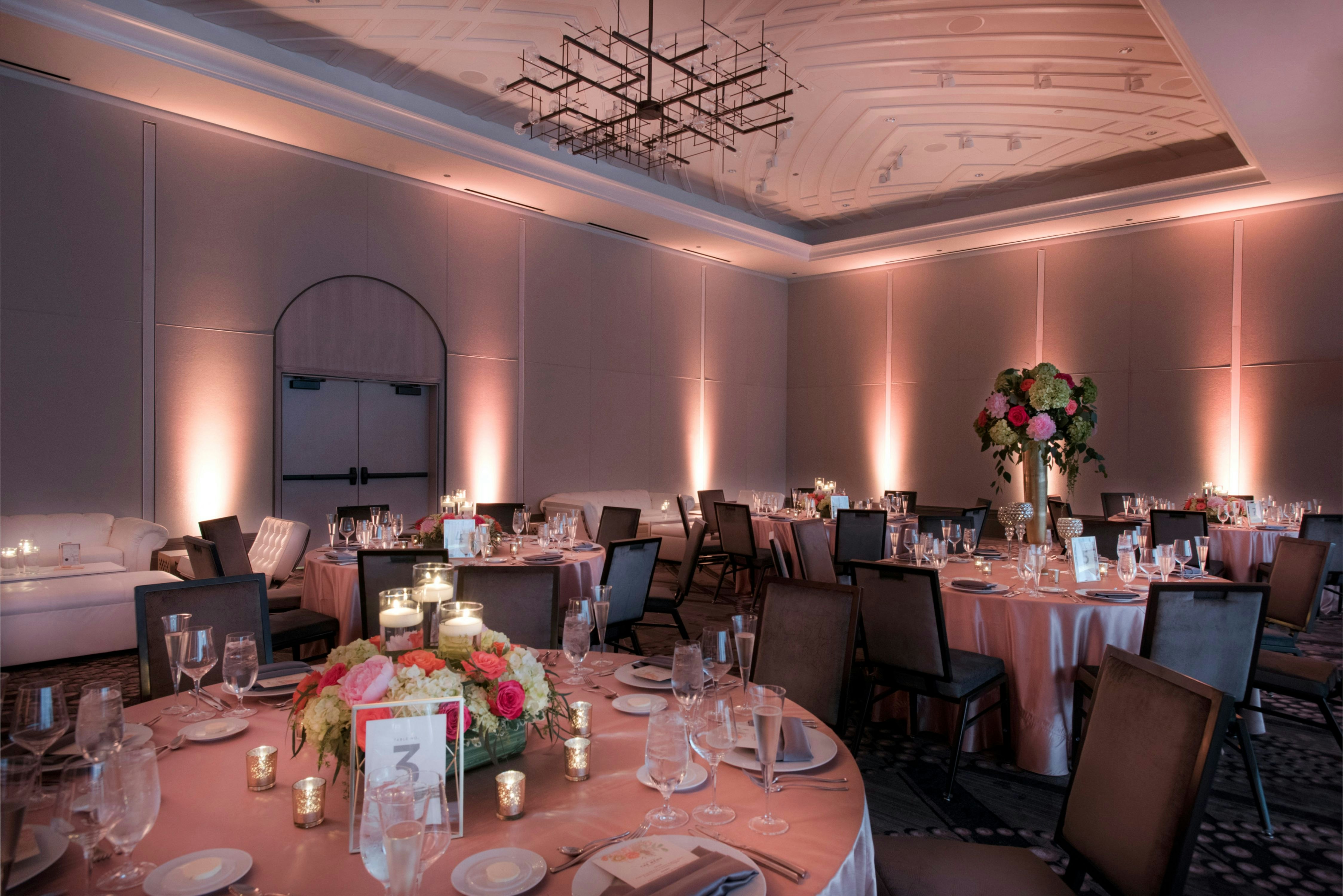 Londonhouse Chicago Curio Collection By Hilton 34/50