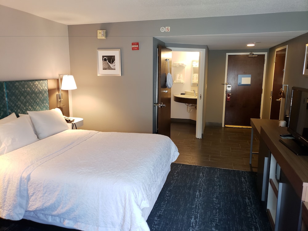 Hampton Inn Suites Newtown 16/57