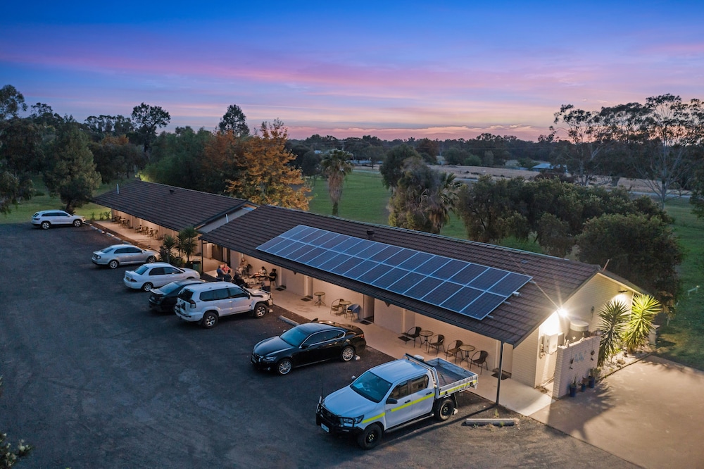 CASTLREAGH MOTOR INN 27/50