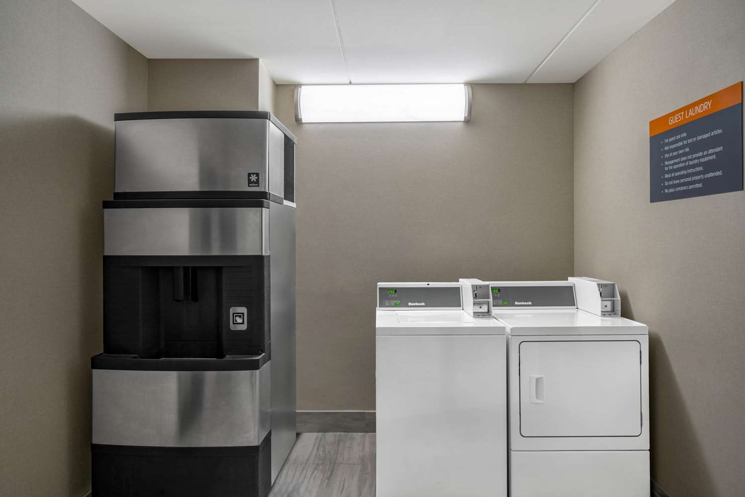La Quinta Inn and Suites by Wyndham Raleigh Downtown North 39/47