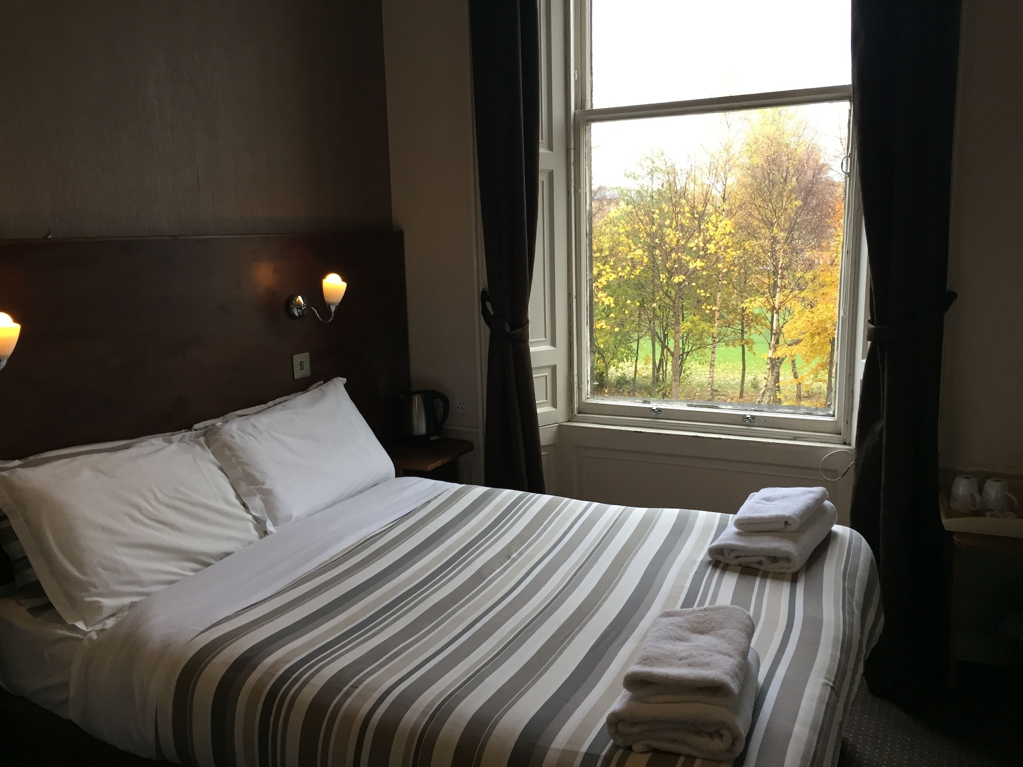 ROOM, DOUBLE BED