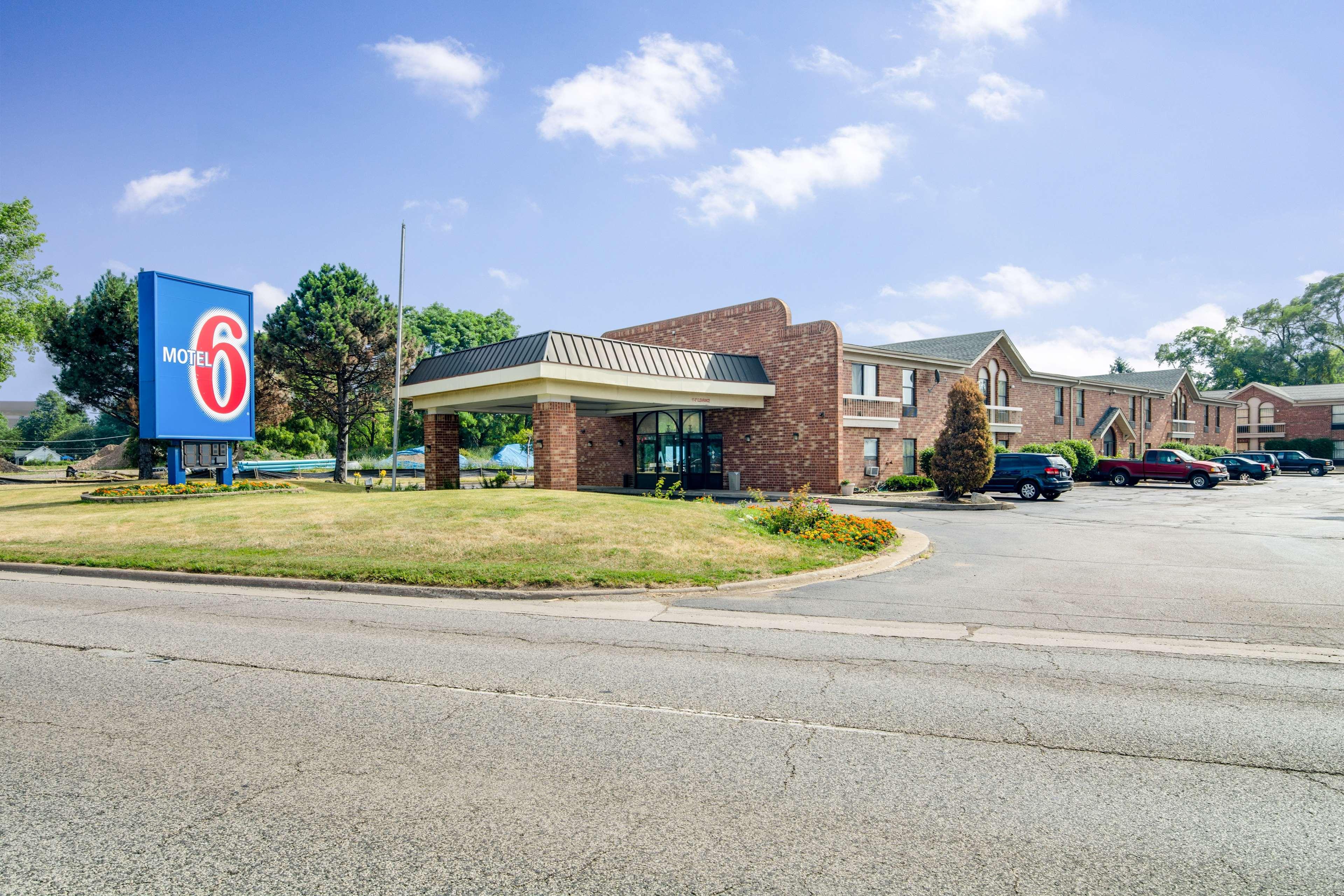Motel6 Waukegan, IL 53/63
