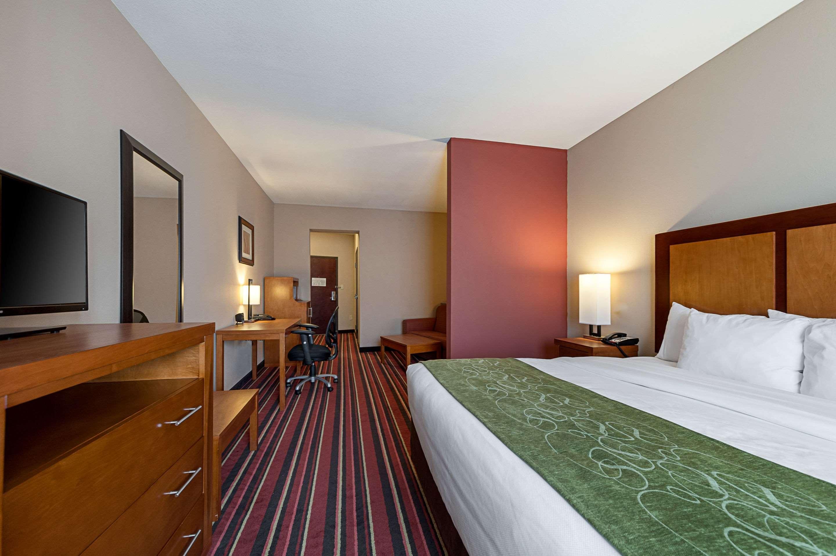SUITE, KING BED, ACCESSIBLE