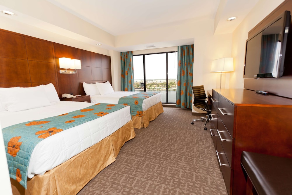 CLUB, SUITE, 2 QUEEN BEDS, LAKE VIEW