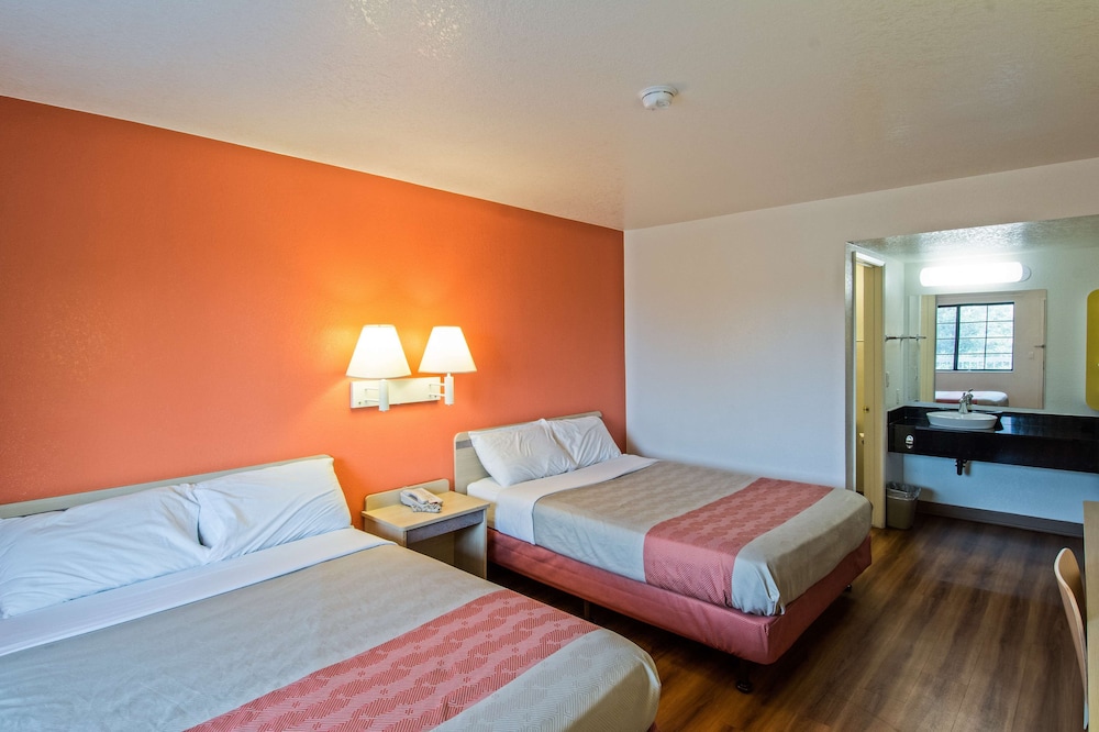 2 Queen Beds - Premium, Micfridge