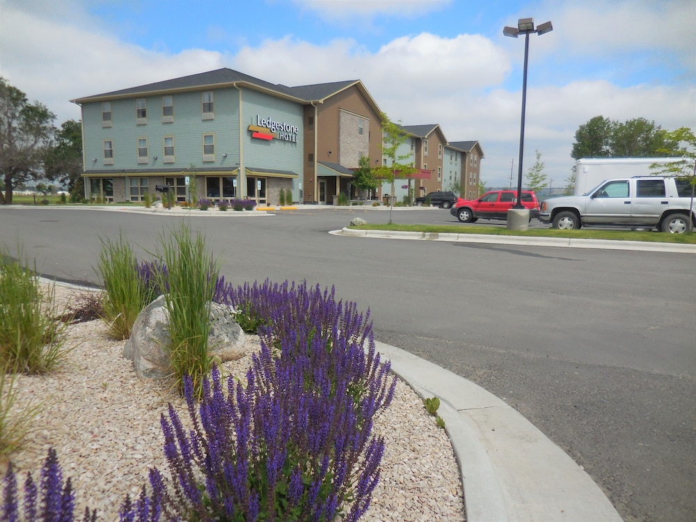 Ledgestone Hotel Billings 63/69