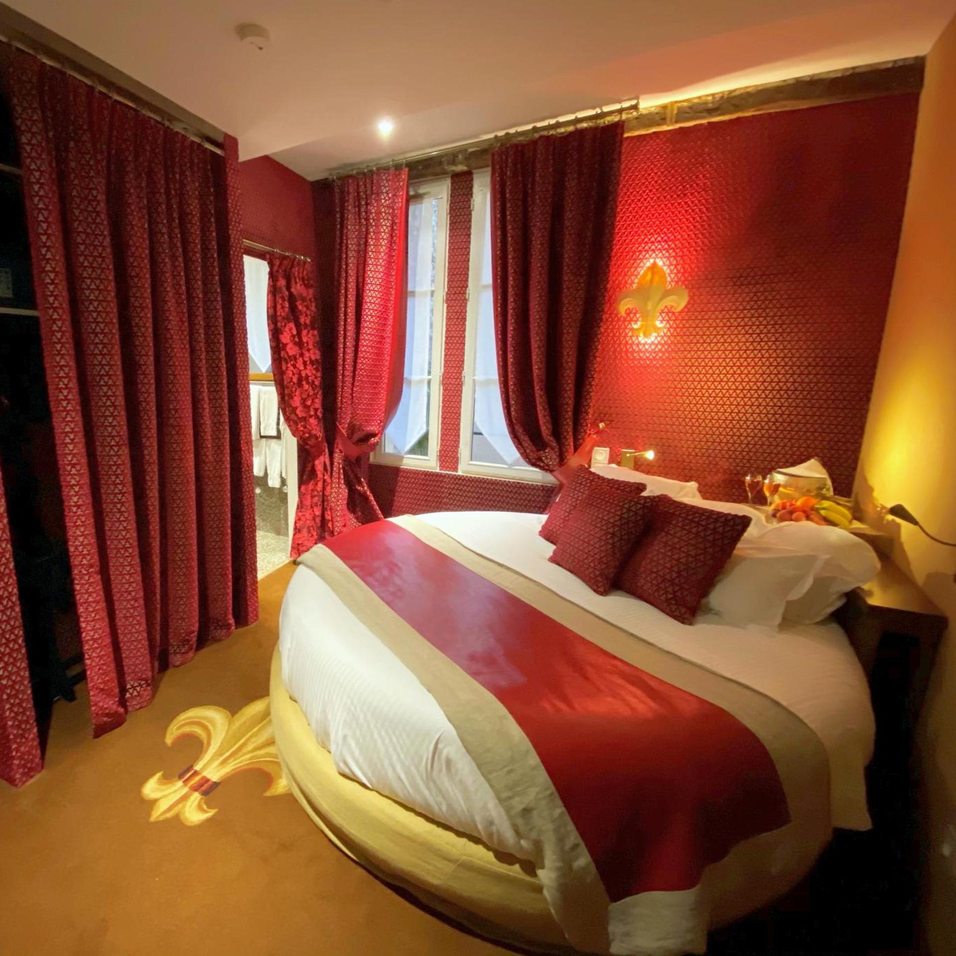 Room, Round Bed