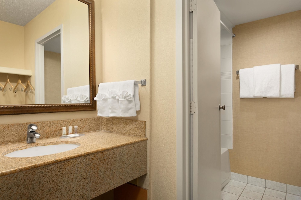 Days Inn by Wyndham Edmonton Downtown 9/38