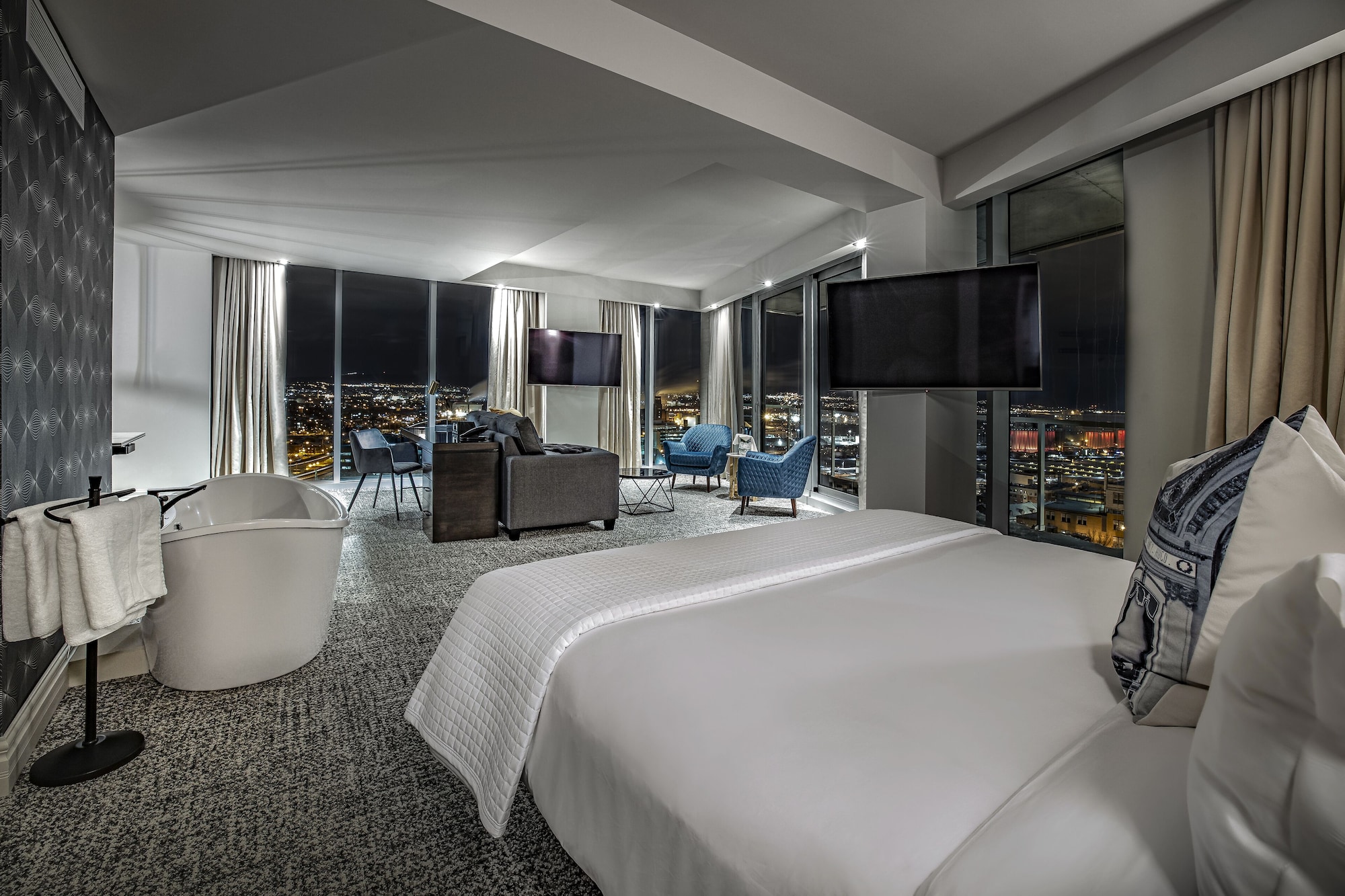 Horizon, Suite, King Bed, Balcony