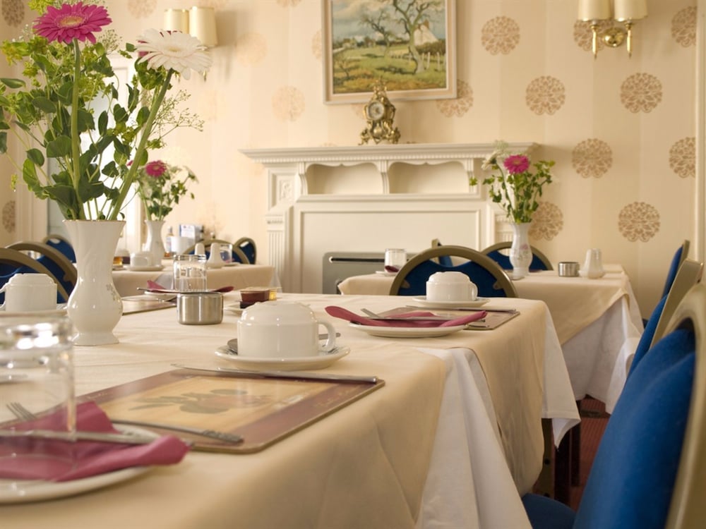 Denewood Hotel - Guest Accomodation 38/48