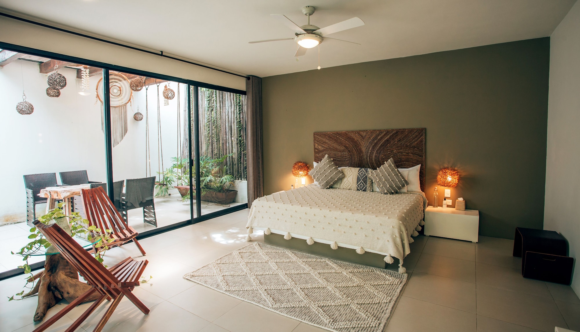 DELUXE, DOUBLE BED