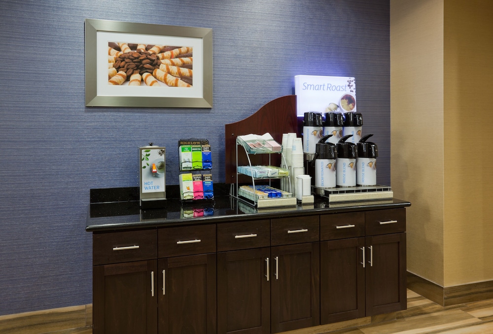 Holiday Inn Express and Suites Minot 38/50