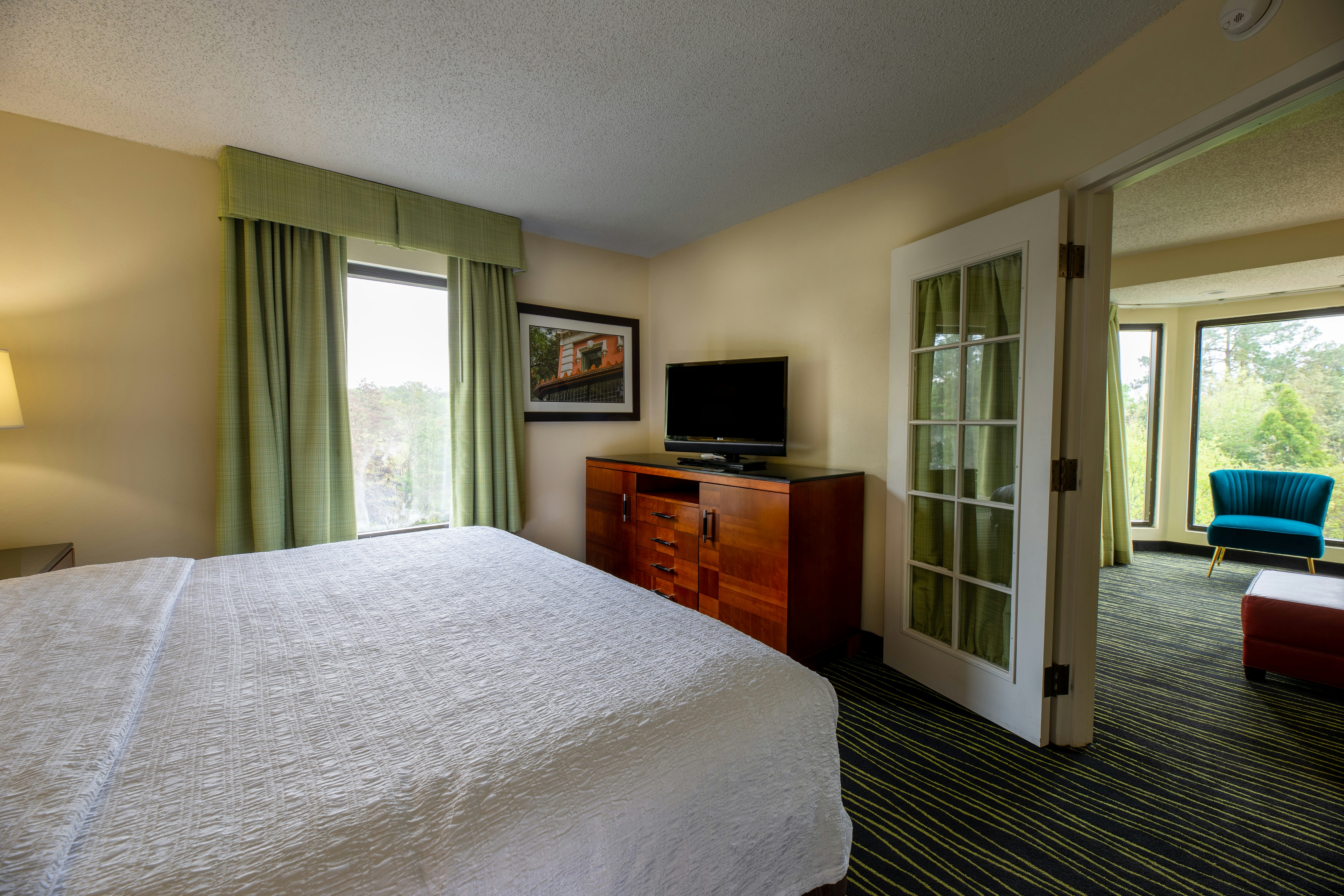SUITE, KING BED, LAKE VIEW