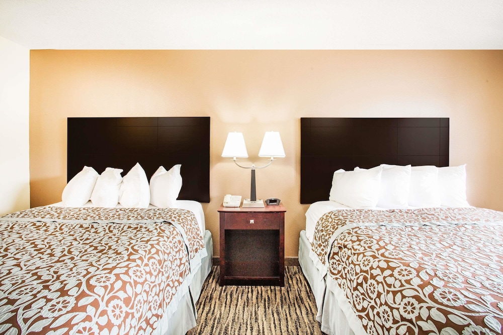 Days Inn by Wyndham Evansdale Waterloo 9/40