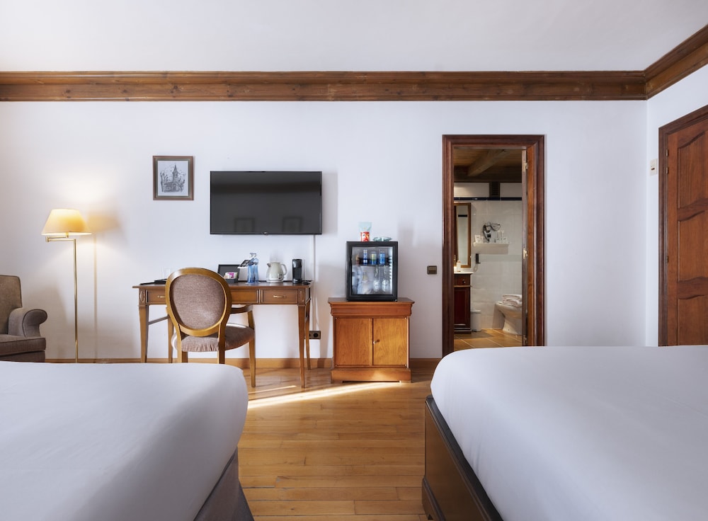 غرفة عائلية بسرير مزدوج وسريرين منفصلين، Hotel de Tredos Baqueira Affiliated by Melia 3/4