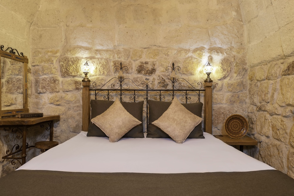 Maron Stone House 24/50