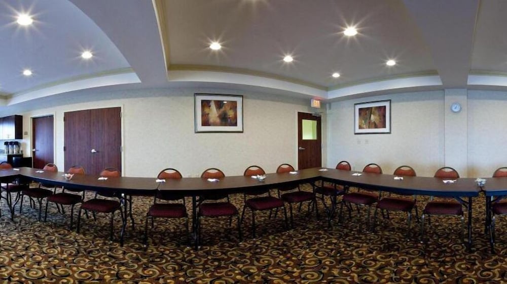 Holiday Inn Express Hotel Suites Muskogee 44/48