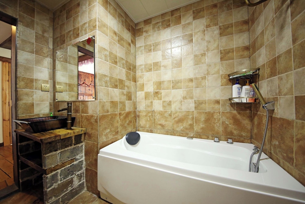Xiangxi Dreamweaver Inn 49/50