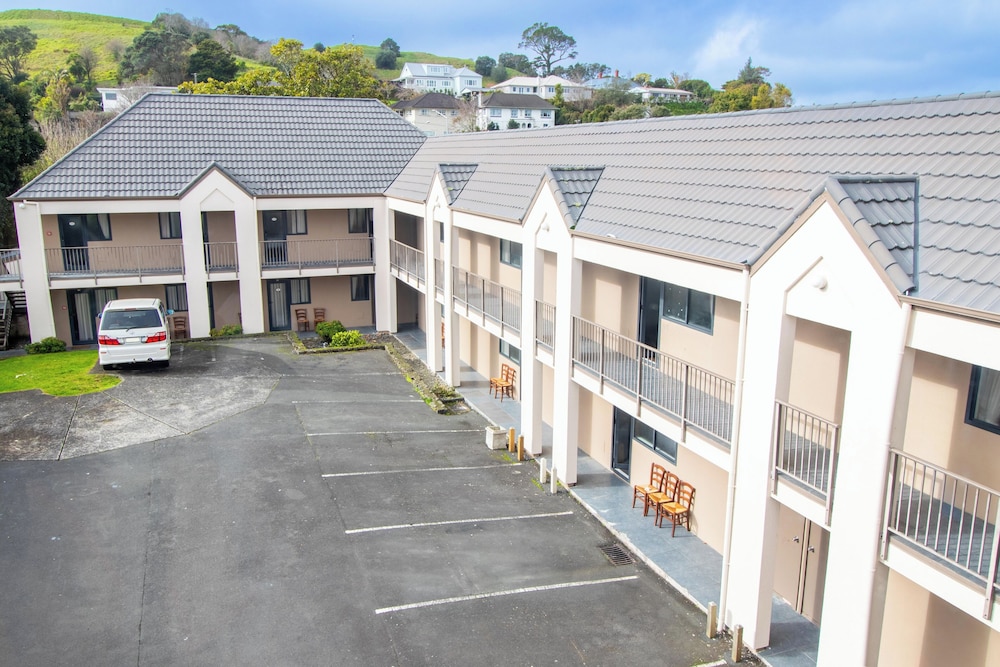 Oaktree Motel 13/15