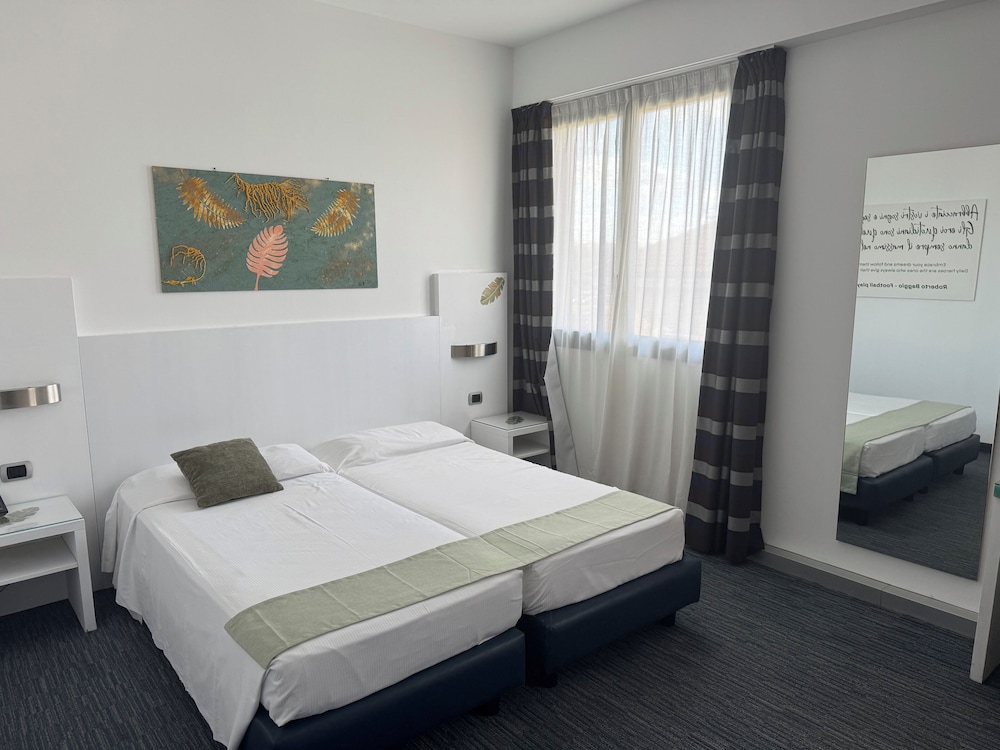 ROOM, DOUBLE BED