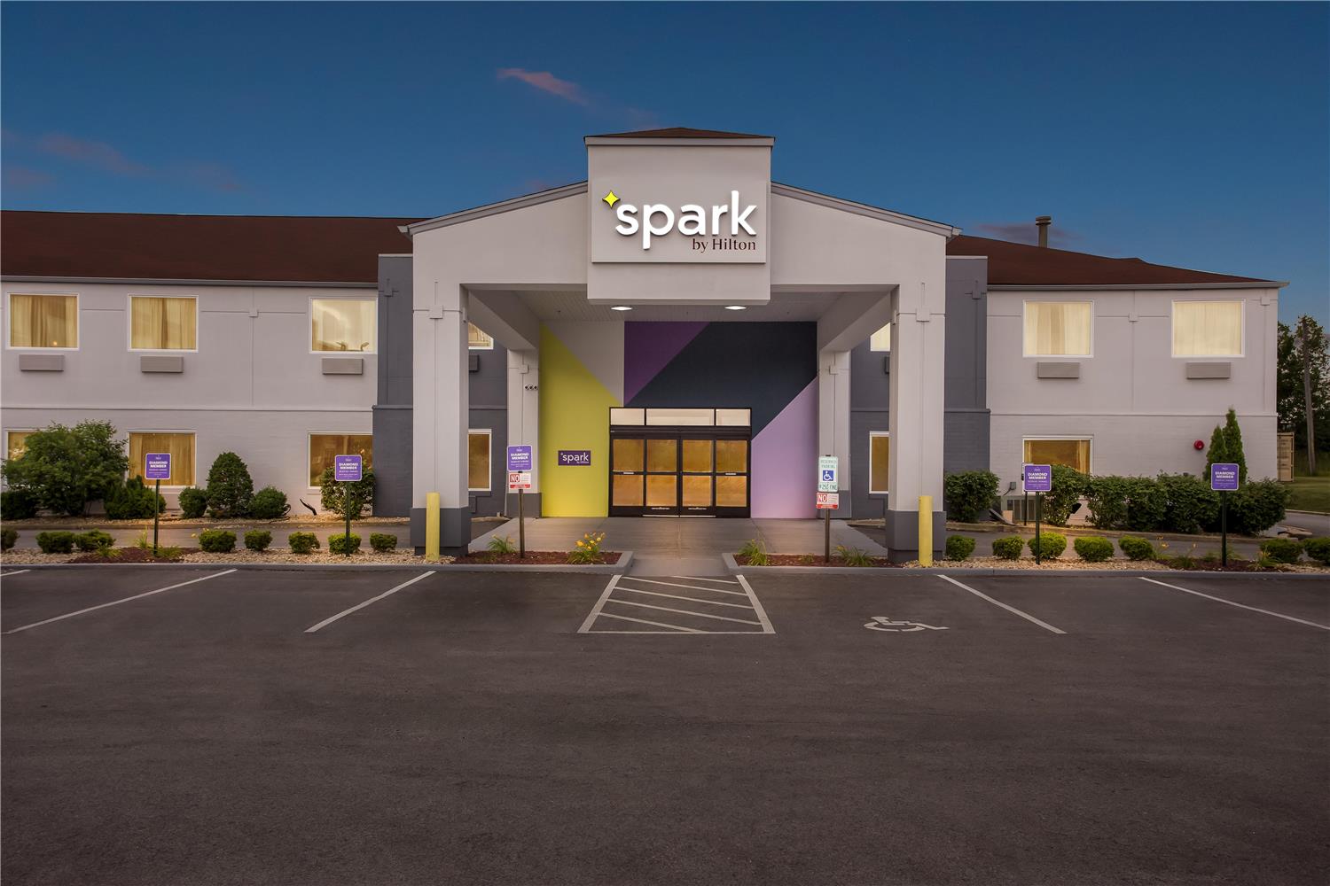 Spark by Hilton Oak Forest 45/48