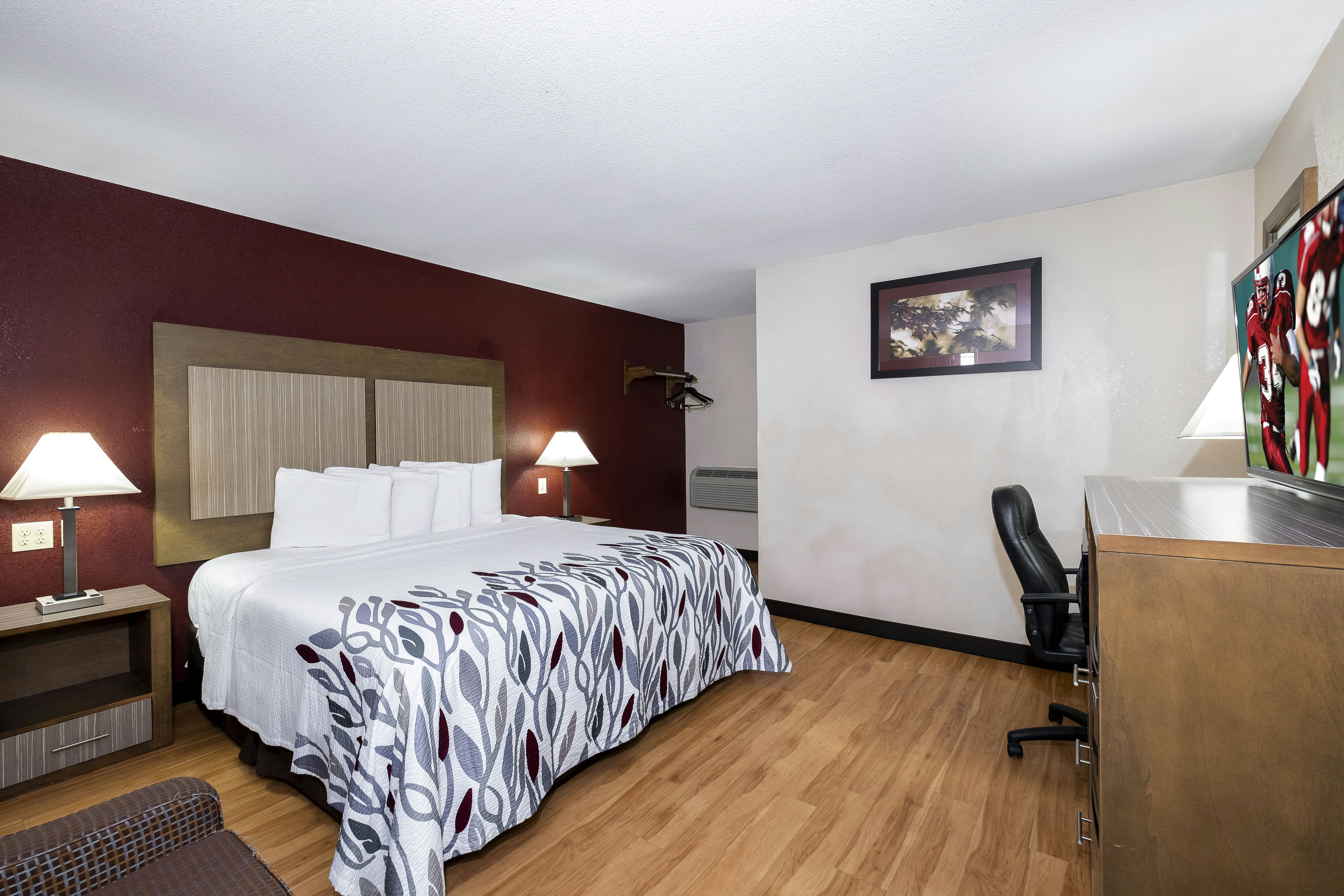 Superior, King Bed, Large, Red Roof Inn Neptune 6/10