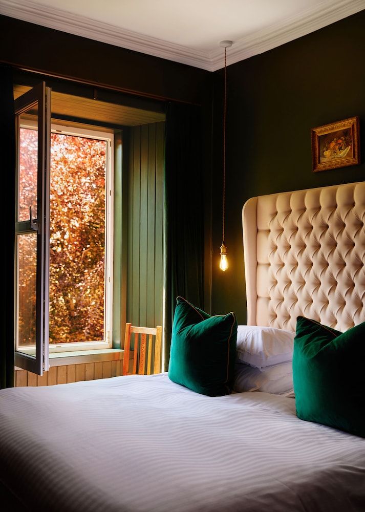 Room, King Bed, Partial Lake View