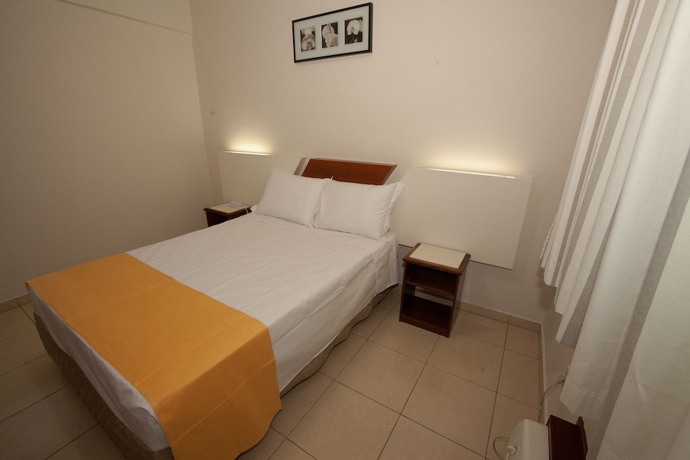 Laparos Hotel 10/24