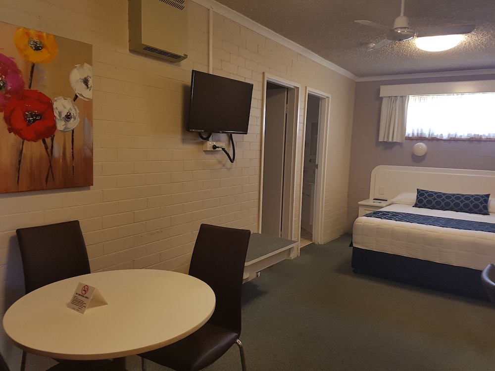 COUSINS MOTOR INN 49/62