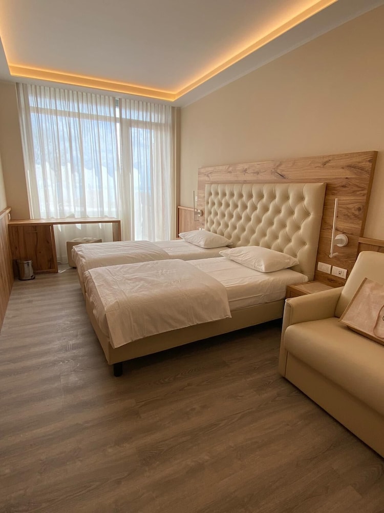 COMFORT, TWIN BEDS, MOUNTAIN VIEW, BALCONY