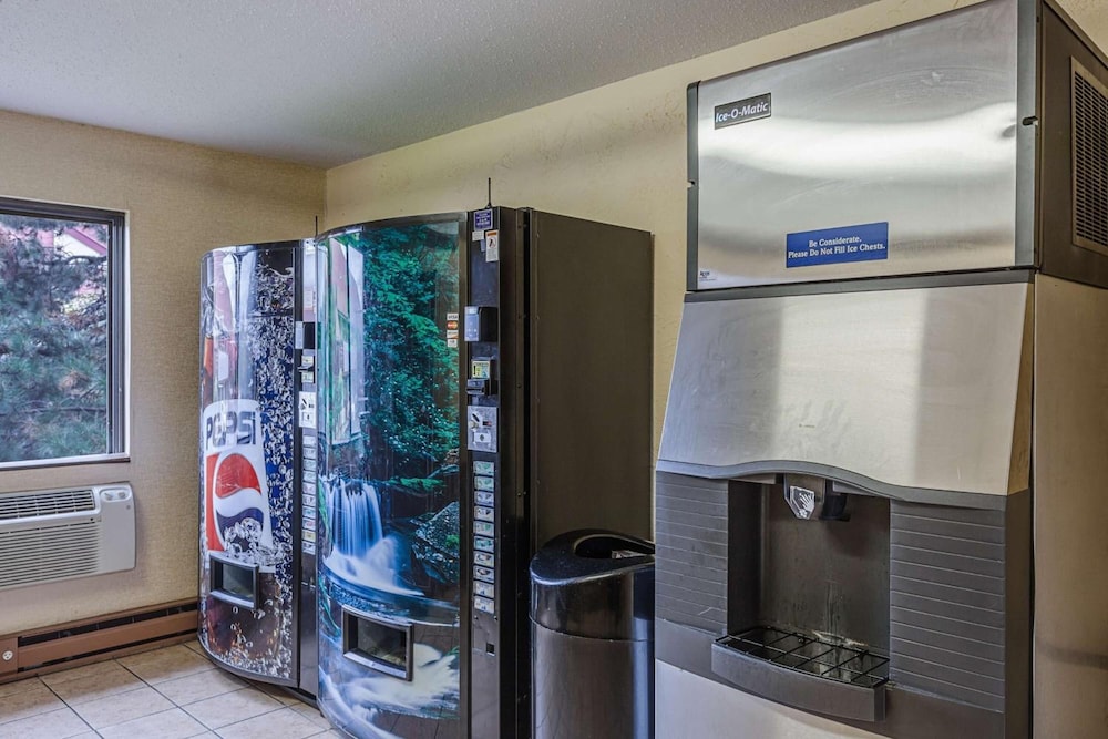 Motel6 Oak Creek, WI 53/53