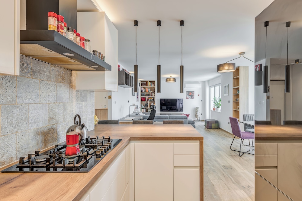 Bells & Whistles, Comfortable Condo 3/30