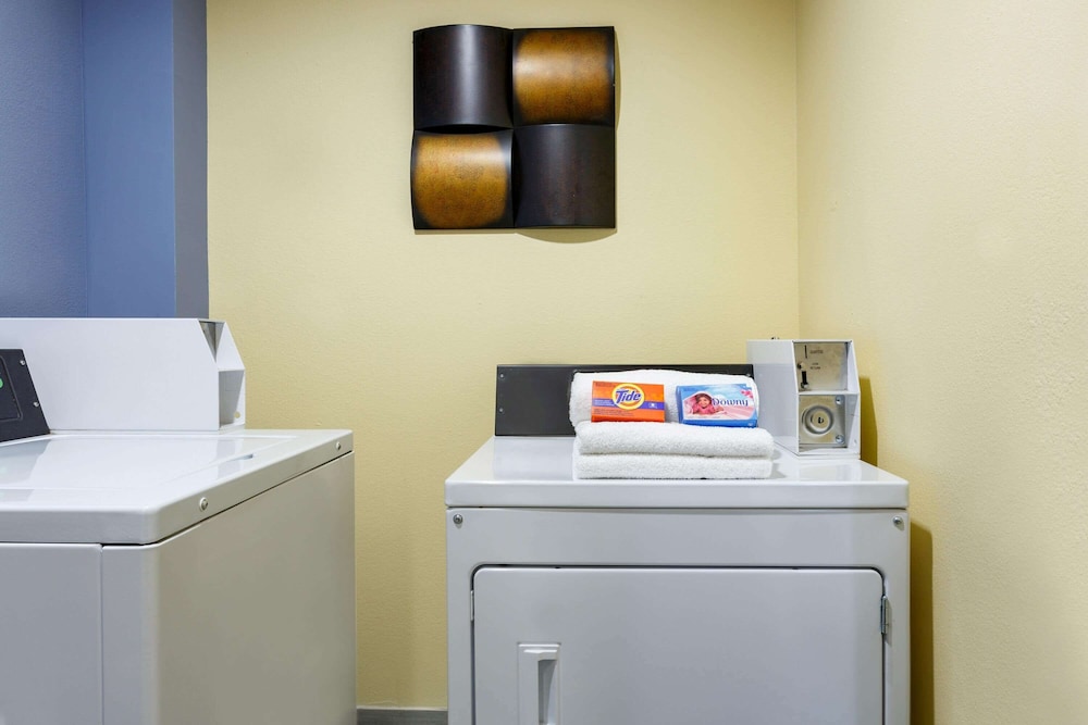 Days Inn and Suites by Wyndham Euless DFW Airport South 34/57