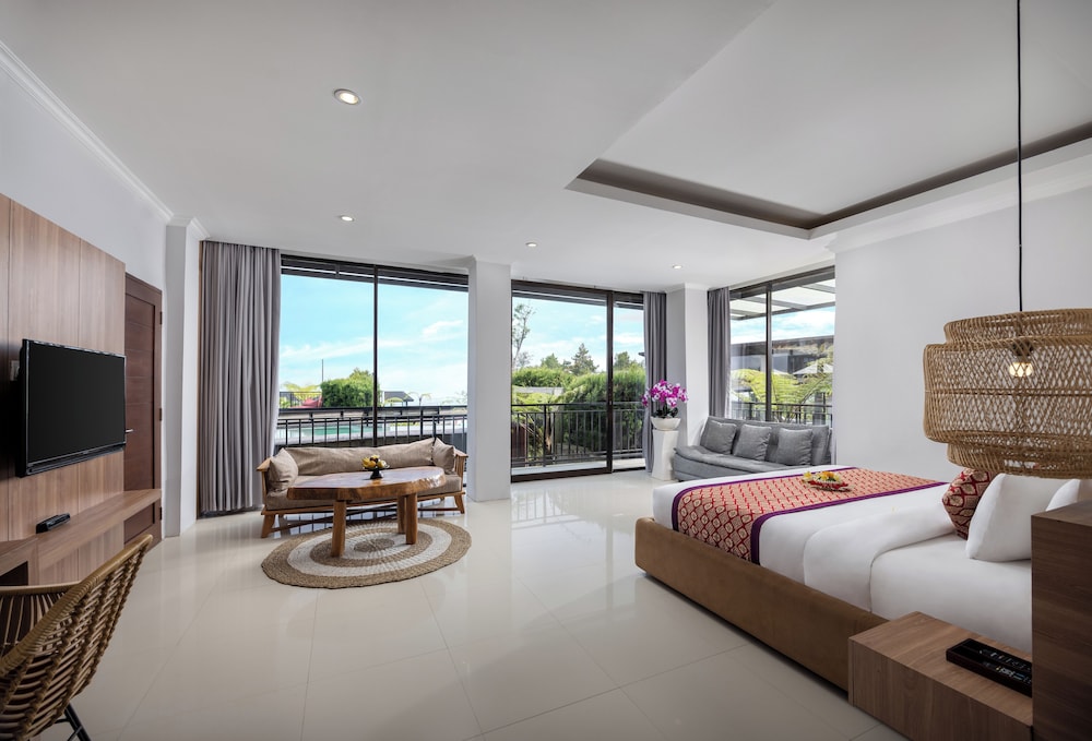 SUITE, POOL VIEW