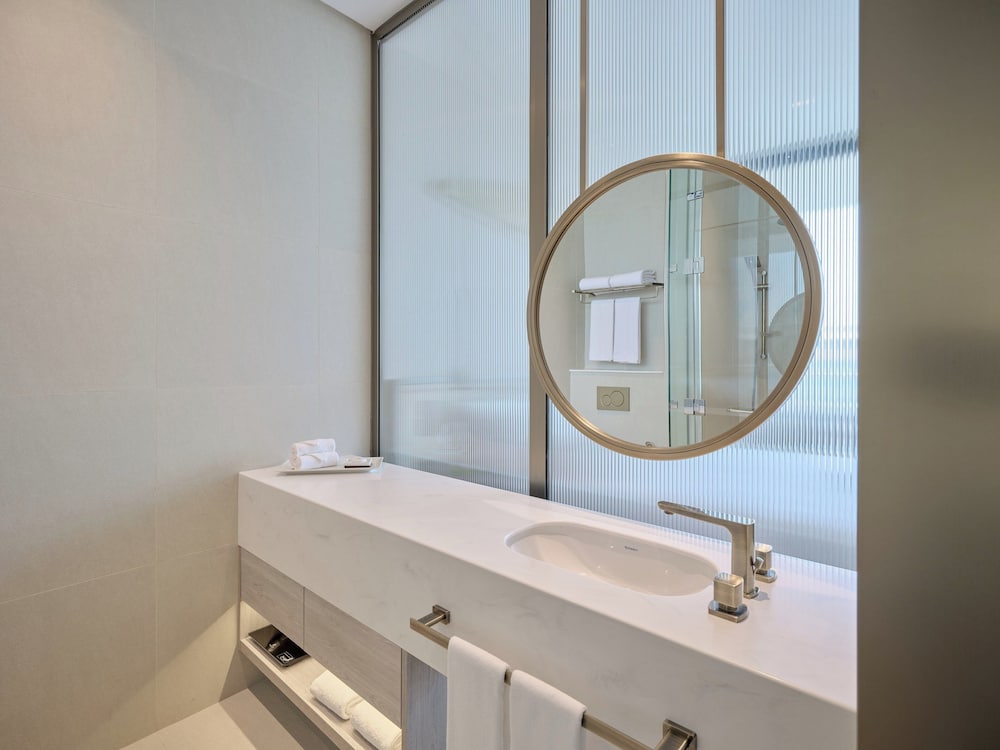 Grand, King Bed, Arabella Beach Hotel Kuwait, Vignette Collection 7/7