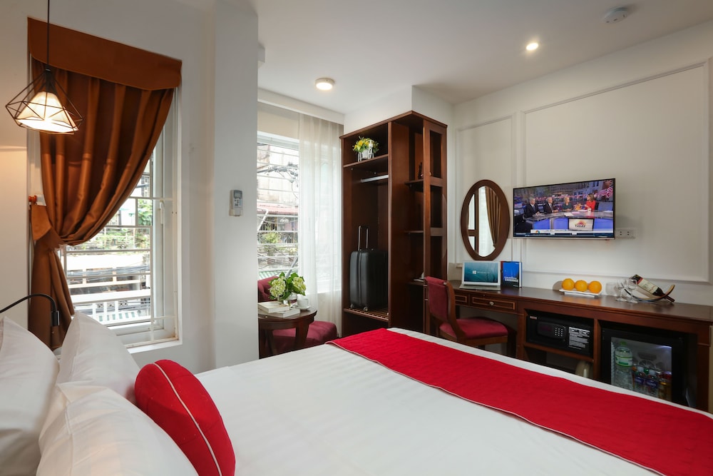 DELUXE, QUEEN BED, CITY VIEW