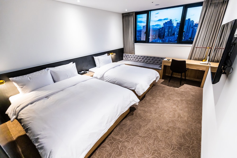 FAMILY, TWIN BEDS